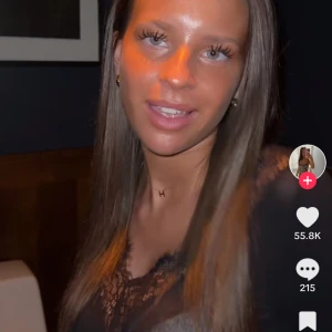 svart spets intimissimi tröja  - Köpte i somras i butik men har bara använt en gång då den inte passa min stil riktigt. Köpte för 460kr och är i nyckick. Är i den minsta storleken vilket är S men sitter tajt på mig som annars har xs. 