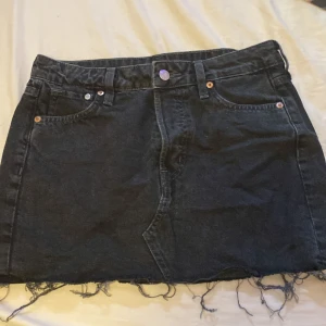 Jeans kjol - Svar jeans kjol med 4 knappar och i ny skick 