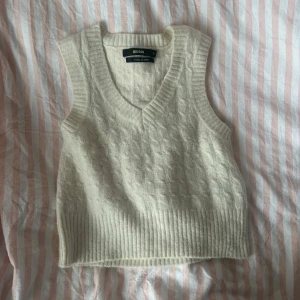 stickad väst  - säljer pga att den inte kommer till användning :)