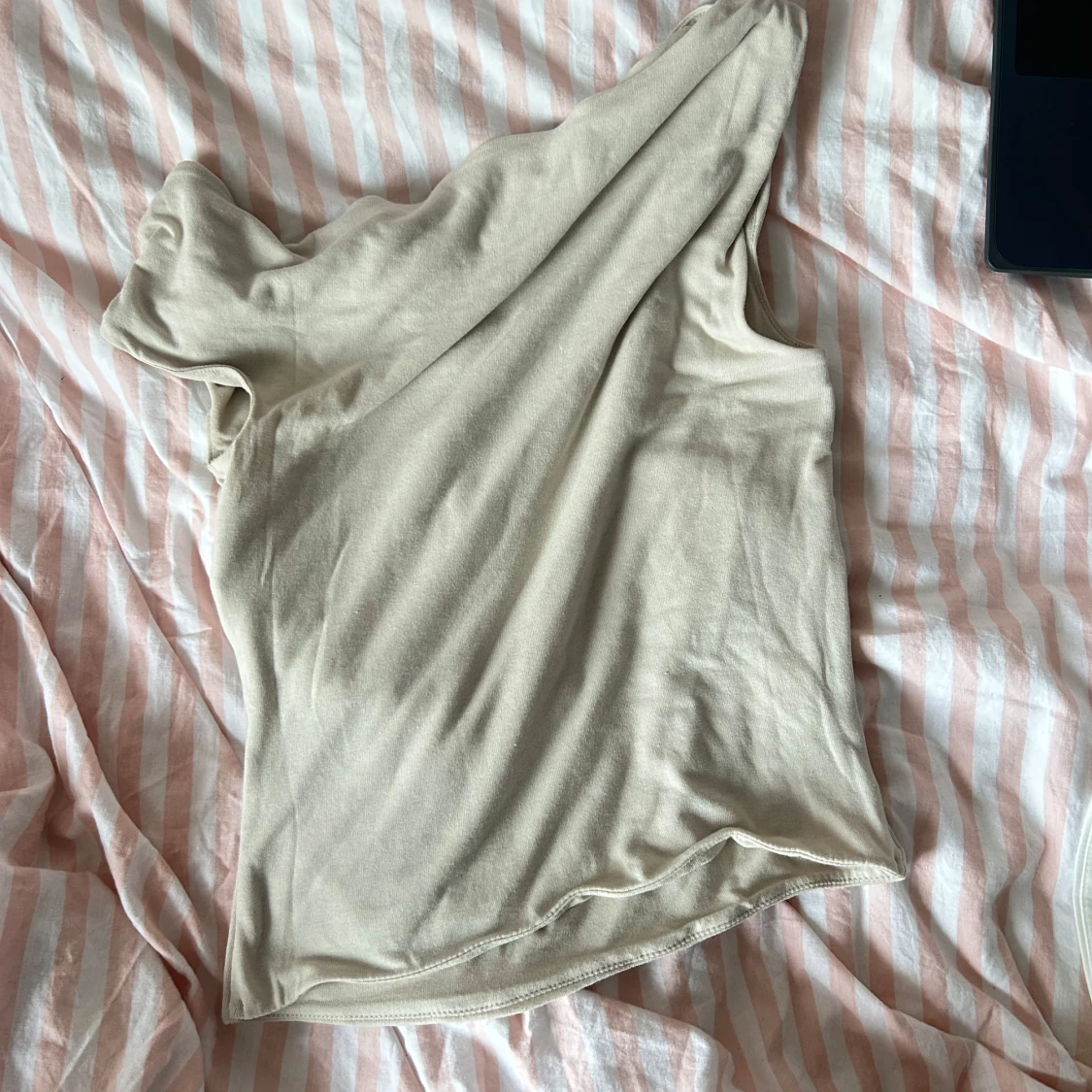 Beige oneshoulder topp - 90