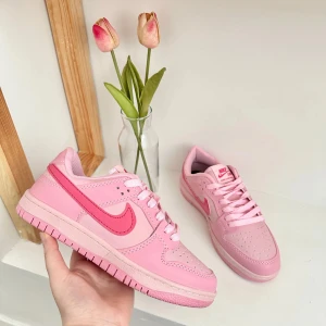 Rosa Nike Dunk Low - Säljer ett par supercoola rosa Nike Dunk low i perfekt skick. Helt oanvänd. Skriv innan du klickar på köp nu knappen! Köpt för 1500kr säljer för endast 699kr!