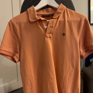 Orange Morris Piké  - Säljer nu en sparsamt använd Morris piké i gott skick, Storlek S.  Hör gärna av dig vid minsta intresse!