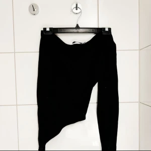 Topp - Offshoulder bodys. I stretchigt material.  Svarta är i storlek S och Beige är i XS, men det skiljer inte mycket alls mellan storlekarna.   Säljer för 89kr/styck eller 150kr för båda.