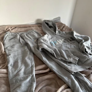 Trapstar Tracksuit - En äkta trapstar tracksuit, säljer därav den inte längre är min stil. XS i storlek med 10/10 skick, byxorna sitter dock lite tightare. Fraktar hellre men kan mötas i malmö 🤝 DM för mer info