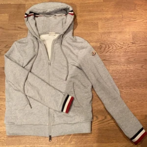 Moncler Maglia zip - Säljer nu denna riktigt feta Moncler ziphoodien | Grymt skick, inga defekter | Passar till nästan allt och ger en stilig look till din outfit | Nfc samt fungerande QR kod | Skriv vid fler funderingar 🙌🏼🥇