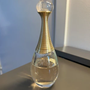 Dior J'adore EdP 50 ml - Förvarad mörkt och svalt. Cirka 70% kvar. Ordinarie pris 1320kr.