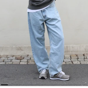 Baggy jeans - Säljer dessa baggy jeansen som är i jättebra kvalité, dom används inte längre hos mig och dom är fof i väldigt bra skick och är skitsnygga o har väldigt snygg passform för dom som gillar baggy stilen (passar för alla)