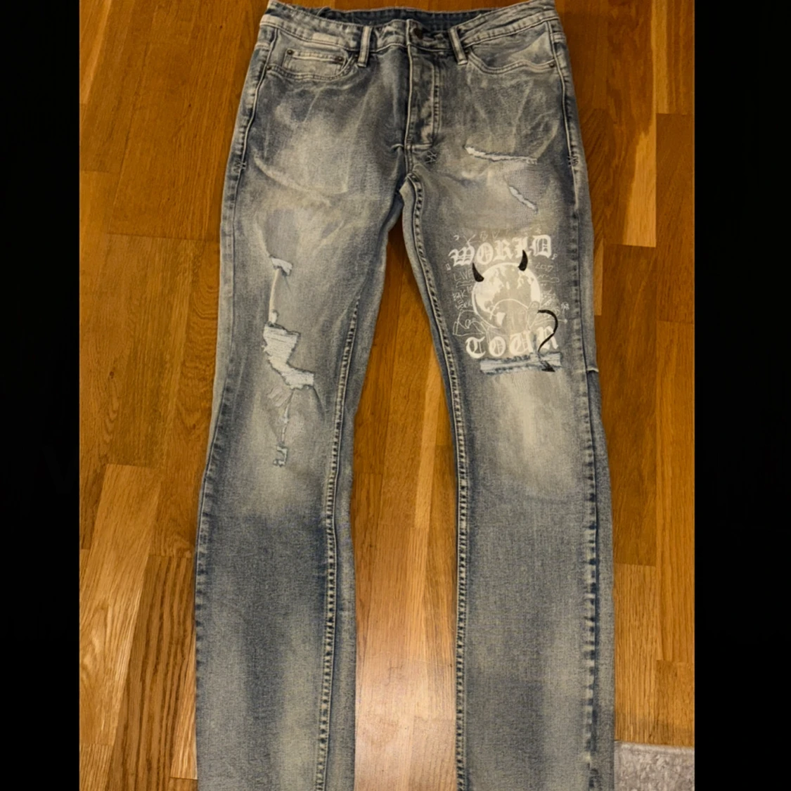 Blåa ksubi jeans med tryck och slitningar