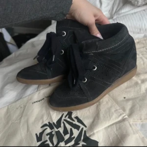 Isabel marant skor - Isabel Marant skor😍😍Liten slitning på ena sulan, borde gå att tvätta bort🩷Så snygga!! Passar storlek 36-38