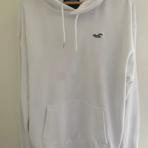 Hollister hoodie - Vit Hollister hoodie som bara är använd 3/4 gånger. Hör av er om ni har fler frågor!