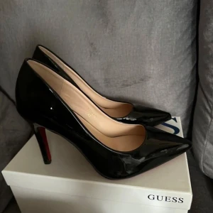 Klackar  - Klackskor med röd underton under, helt svarta och helt nya💗