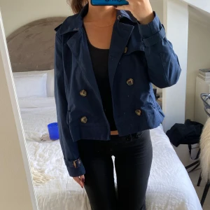 Kort trenchcoat  - Fint skick, saknar dock ena typ lappen på axeln och är uppsydd då jag ville ha den kortare och sömmarna är inte perfekta, därav pris. Men sitter jättefint på 
