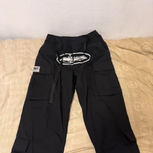 Corteiz Cargos - Haft i nått år Bra kvalite o bra skick Översta knappen trasig men inget som påverkar