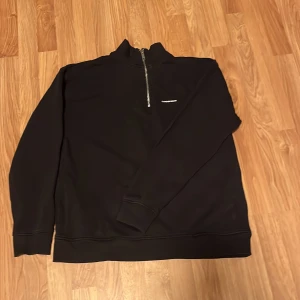 Lindbergh Halfzip - Säljer min marinblå halfzip eftersom den sitter som M men är S. Helt okej skick, pris är diskuterbart😁
