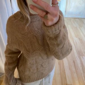 Stickad tröja - Aldrig använd, sticks lite därav priset 💓