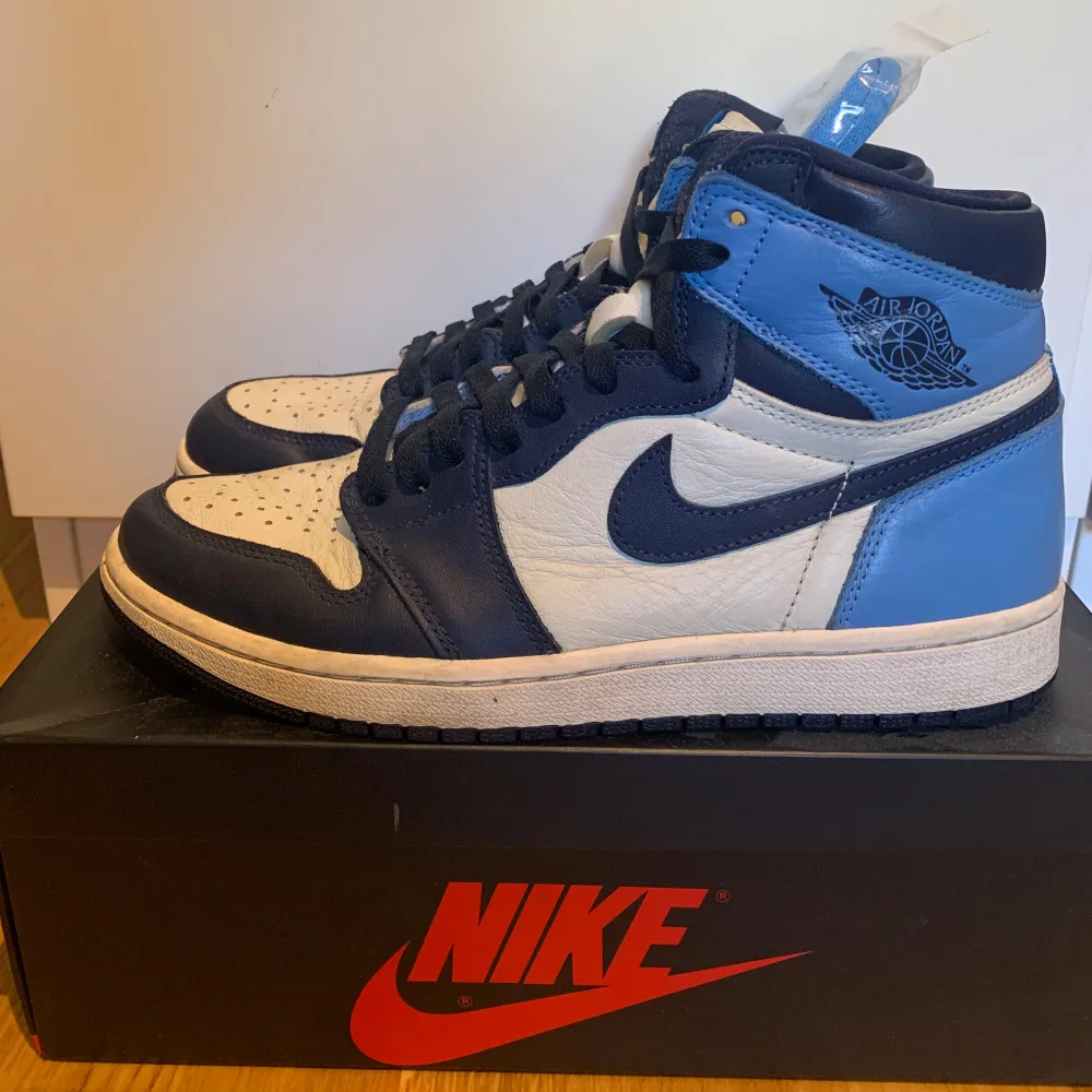 Jordan 1 High Obsidian i storlek 42. Det följer med ett par extra skosnören utöver de mörkblåa som sitter på skorna. Priset är ej hugget i sten! Tveka inte på att skriva om ni har några frågor!. Skor.