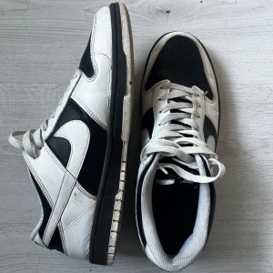 Nike Dunk low ”Reverse Pandas” - Nike Reverse Pandas. En Ikonisk sko från Nike då den gör en ny tvist på den orginiella Dunk Panda. Använda lite, säljer för faller ej mig i smaken längre.