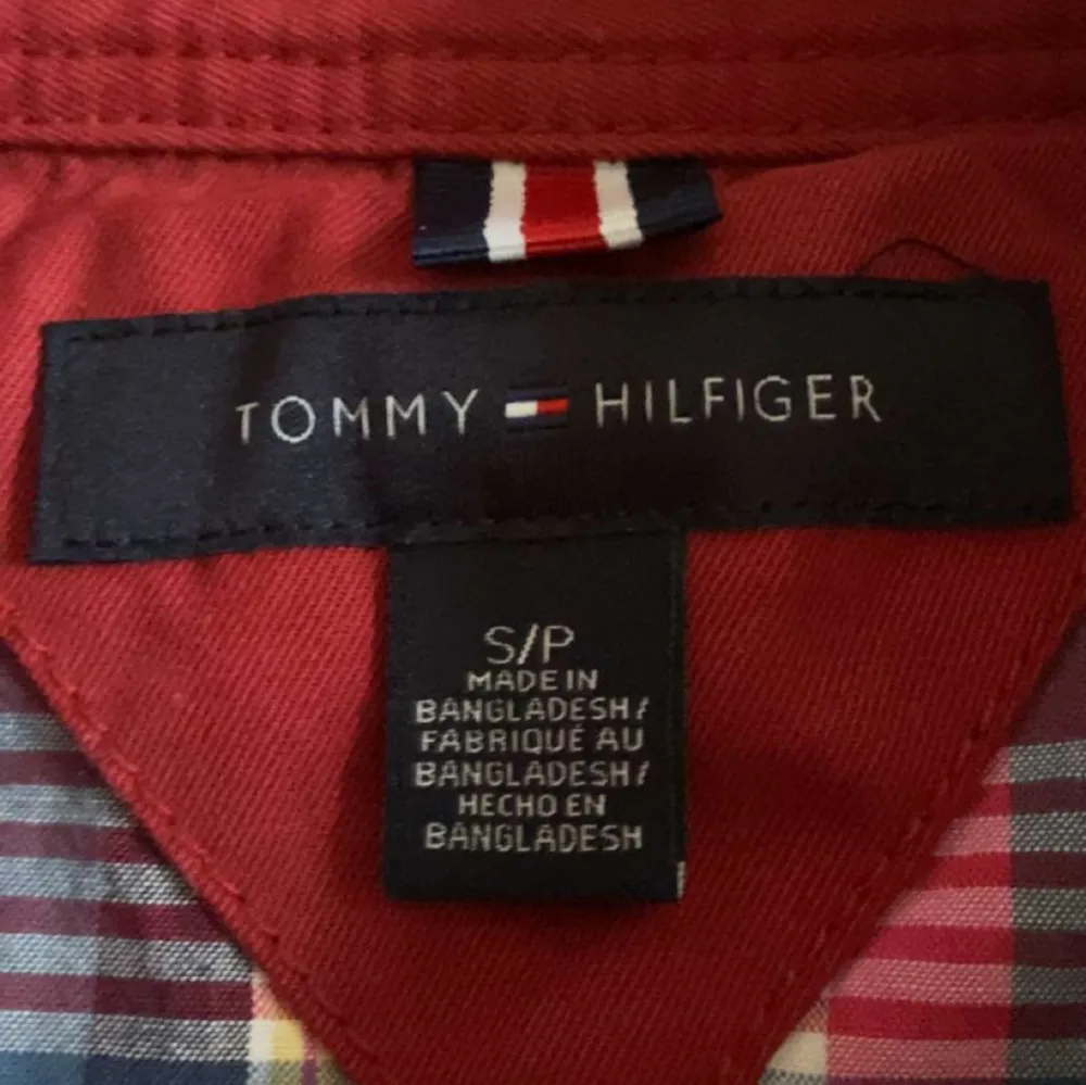 Säljer en snygg röd jacka från Tommy Hilfiger i storlek S. Jackan har en dragkedja framtill och långa ärmar. Perfekt för höst och vår! Den är i väldigt bra skick utan några skador alls. Den har en klassisk stil som funkar till det mesta. Passar både till vardags och lite finare tillfällen. 🌟Skriv till mig vid minsta lilla fundering/frågor eller flera bilder!. Jackor.