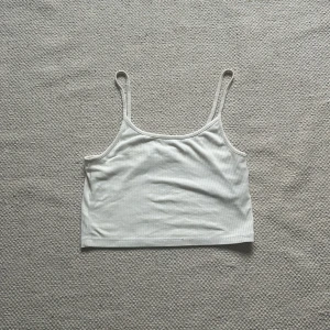 Vit ribbad linnetopp från FB Sister - Vitt linne, har missfärgningar, rätt använd men helt okej skick.