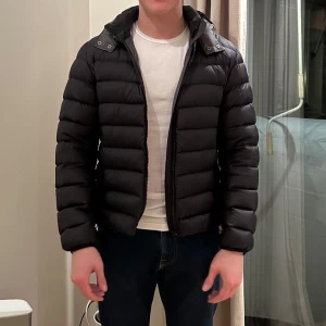 Colmar jacka - Svart dunjacka från märket Colmar i strl 48/S Mycket bra skick, säljer pga att jag vuxit ur den.