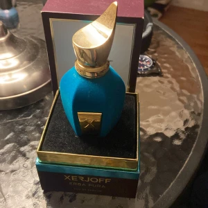 Xerjoff Erba pura  - Tja! Säljer min xerjoff Erba pura då den helt enkelt inte kommer till någon sndvänding längre. Det är ungefär 48/50 ml kvar i den.  är en super doft för dig som vill tästa något av högre kvalite till ett bra pris.🥭🍐🍈🍓🍇 kom Järna med pris förslag😁