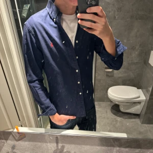 Ralph lauren skjorta  - Ralph lauren skjorta i grymt skick och som  knappt är använd. Nypris: 1400kr