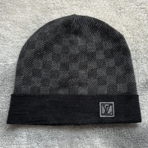 Mössa  - Säljer denna fina mössa, super fint skick 🖤