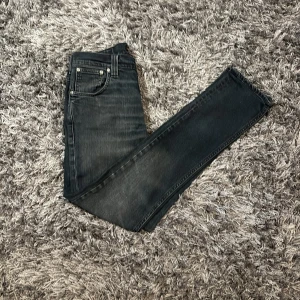 Nudie jeans - Säljer dessa tok feta Nudie jeansen | storlek 28/30 | modellen är 1,75 | model grim Tim | hör av er vid minsta lilla fråga!
