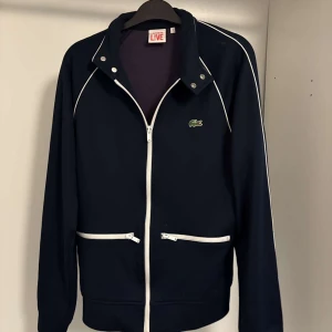 Lacoste tröja - Riktigt fet Lacoste tröja i bra skick 8/10