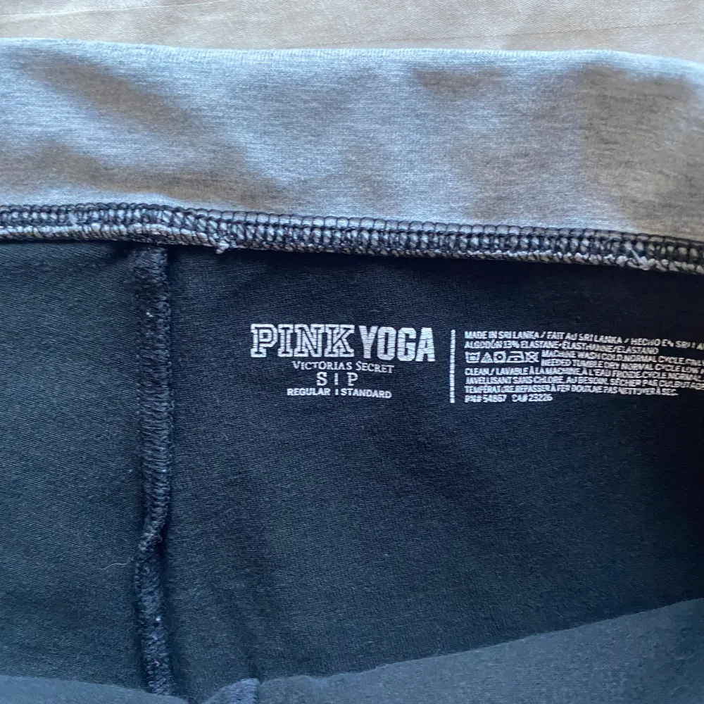 Victorias secret pink yoga pants utsvängda bootcut byxor storlek S ok skick lätt urtvättad se bilder  Midjemått: 35cm  Innerbenslängd: 82cm  Ytterbenslängd: 98cm Y2k vintage fairy Coquette . Jeans & Byxor.