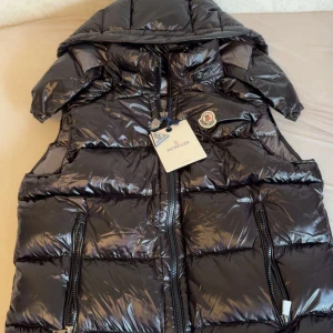 Moncler väst - Oanvänd moncler väst perfekt för kalla samt varma dagar    I Storlek 3/L