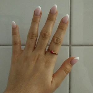 Guld ring med röd pärla o stenar - Inte äkta guld 