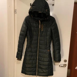 Grön dunjacka från G-Star RAW - Säljer en snygg och varm grön dunjacka från G-Star RAW. Jackan har en lång passform med huva och dragkedja framtill. Perfekt för kalla vinterdagar. Den är i bra skick och redo för nya äventyr! 🍂❄️