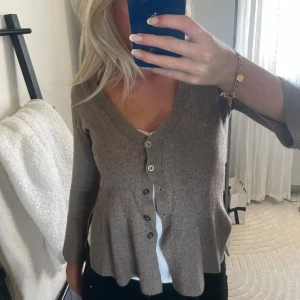 Trekvartsärmad kofta  - Säljer min super söta kofta me lite utsvängda ärmar och lite volang❤️❤️💗💗