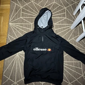 Ellesse windbreaker L - Nästan helt ny ellesse lite småskador visas på ena bilden annars riktigt bra size L men passar M