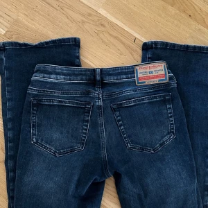Diesel jeans - Säljer nu mina dieseljeans då de är för stora för mig, endast använda fåtal gånger så i väldigt fint skick! Skriv vid intresse💗