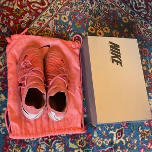 Phantom gx elite - Säljer nu dem här snygga Nike phantom elite som har väldigt mycket kvar att ge! Storlek: 45 Skick: 7,5/10 Pris: 700 kr Modellen är elite som är bästa modellen. Jag har kvitto, köpta på Unisport för 3149. Box och påse medföljer! Dm för frågor👍🏻