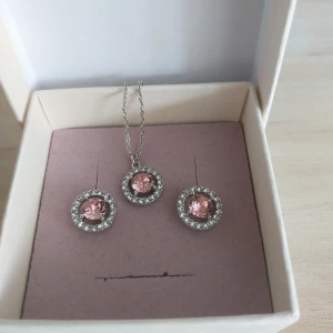 Lily and Rose, smycke-set - Helt nytt och oanvänt smyckes-set från Lily and Rose. Nypris 700kr 