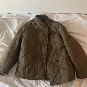 Arket jacka - Säljer min favoritjacka från Arket eftersom den tyvärr inte passar mig längre. Perfekt varm till vintern/hösten/våren, skriv för fler bilder! Köptes för 1500kr och finns tyvärr inte kvar på hemsidan längre❤️