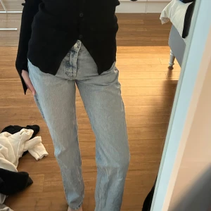 Zara jeans  - Säljer dessa asnice jeansen från Zara i storlek 34. Raka i modellen. Skriv för fler bilder. 💕💕💖