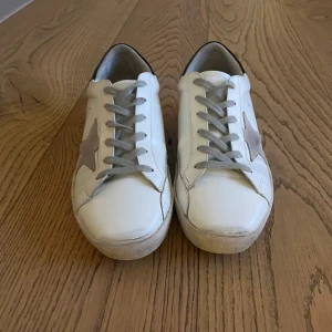Golden Goose - Hej! Säljer ett par feta Golden Goose superstar. Skick 8/10✅Storlek 41✅ Om det är några frågor kom dm! Priset kan diskuteras. Mvh Theo.