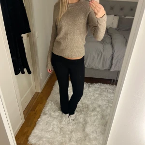 Beige stickad tröja  - Säljer denna fina beiga stickade tröja ifrån veromoda. Perfekt till hösten