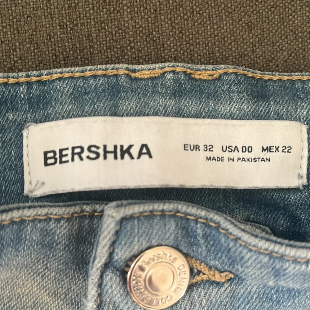 Intressekoll på ett par ljusblå jeans från Bershka i storlek EUR 32. De har en klassisk femficksdesign och är i en snygg bootcut-stil. Perfekta för både vardag och fest! De är i välanvänt skick men fortfarande superbekväma.. Jeans & Byxor.