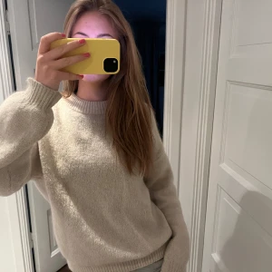 stickad tröja - Så fin beige stickad tröja ifrån Lindex, strl S. Mycket bra skick då den endast är använd ett fåtal ggr! Supermysig och varm!  Pris kan förhandlas