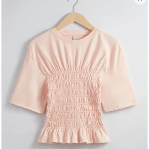 Ljusrosa topp med smock - Säljer nu min jättefina smockade topp från &other stories. Den är i super bra skick använd typ 2 gånger❣️Köpte för 390 så säljer därför för 280💘 