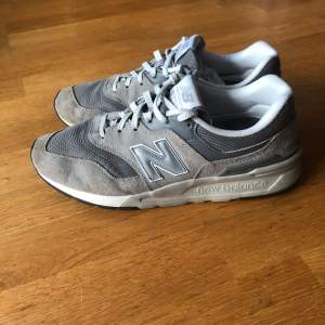 Snygga New Balance 997 i grå färg. Perfekt för vardagligt bruk eller träning. Använda minimalt.  Tveka inte att höra av dig vid frågor.