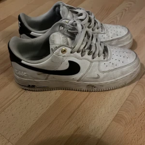 Nike air force 1 - Storlek 43, skick 6,5/10, säljer eftersom de inte kommer till användning 