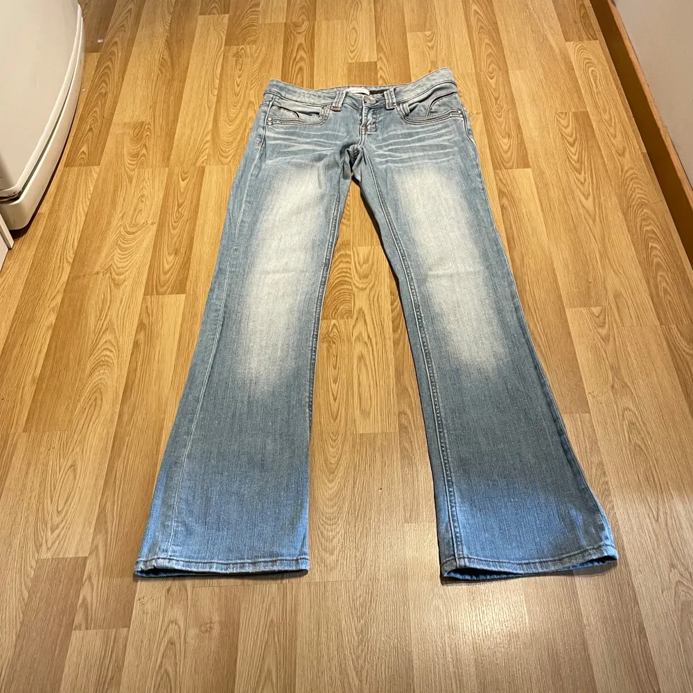 (20) Så snygga ljusblåa lågmidjade bootcut jeans, med snygga detaljer på fickorna. Midjemått rakt över: ca 36cm, innerbenslängd: ca 82 cm. Stretchiga!💕. Jeans & Byxor.