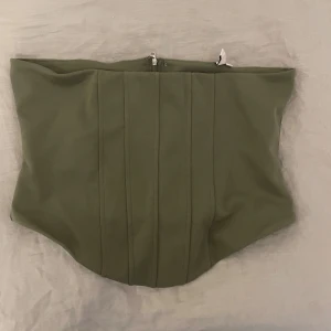 Grön korset topp - Fin topp som jag tyvärr aldrig använt pågrund av att den är förstor💕 Skulle säga att den är normal i storleken men den är stretchig så kan uppfattas som större. 
