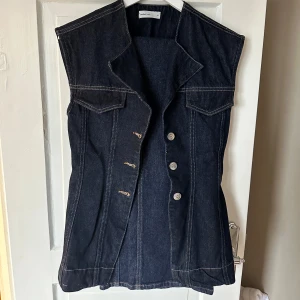 Mörkblått jeansset från Gina  - Använt endast 2gånger och väldigt bra skick västen är i storlek M och byxorna i 38